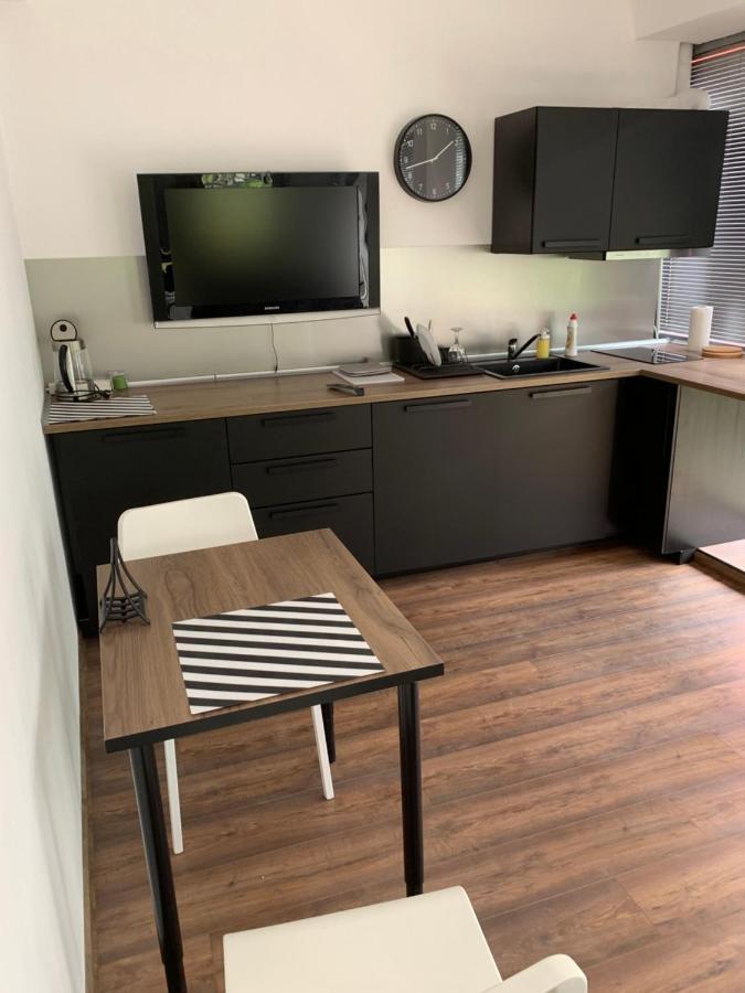 Lilia 3 Self-Check In Apartment With Hot Water Despite Prevention In The Neighborhood, Food And Drink Shop Open Until 10 Pm And Free Parking Area Next Ot 24 Hours Food And Drink Shop And Free Parking Area София Экстерьер фото